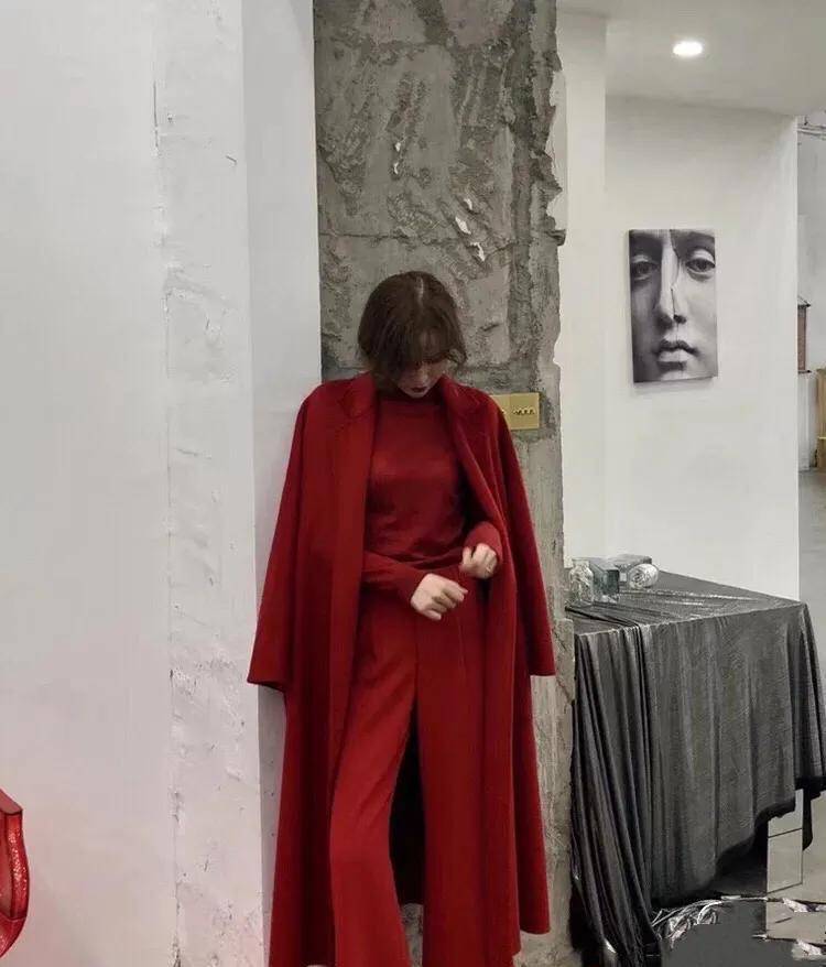 今年火了一种颜色叫"孟晚舟式中国红"大女主穿贵气又时髦_红色_大衣