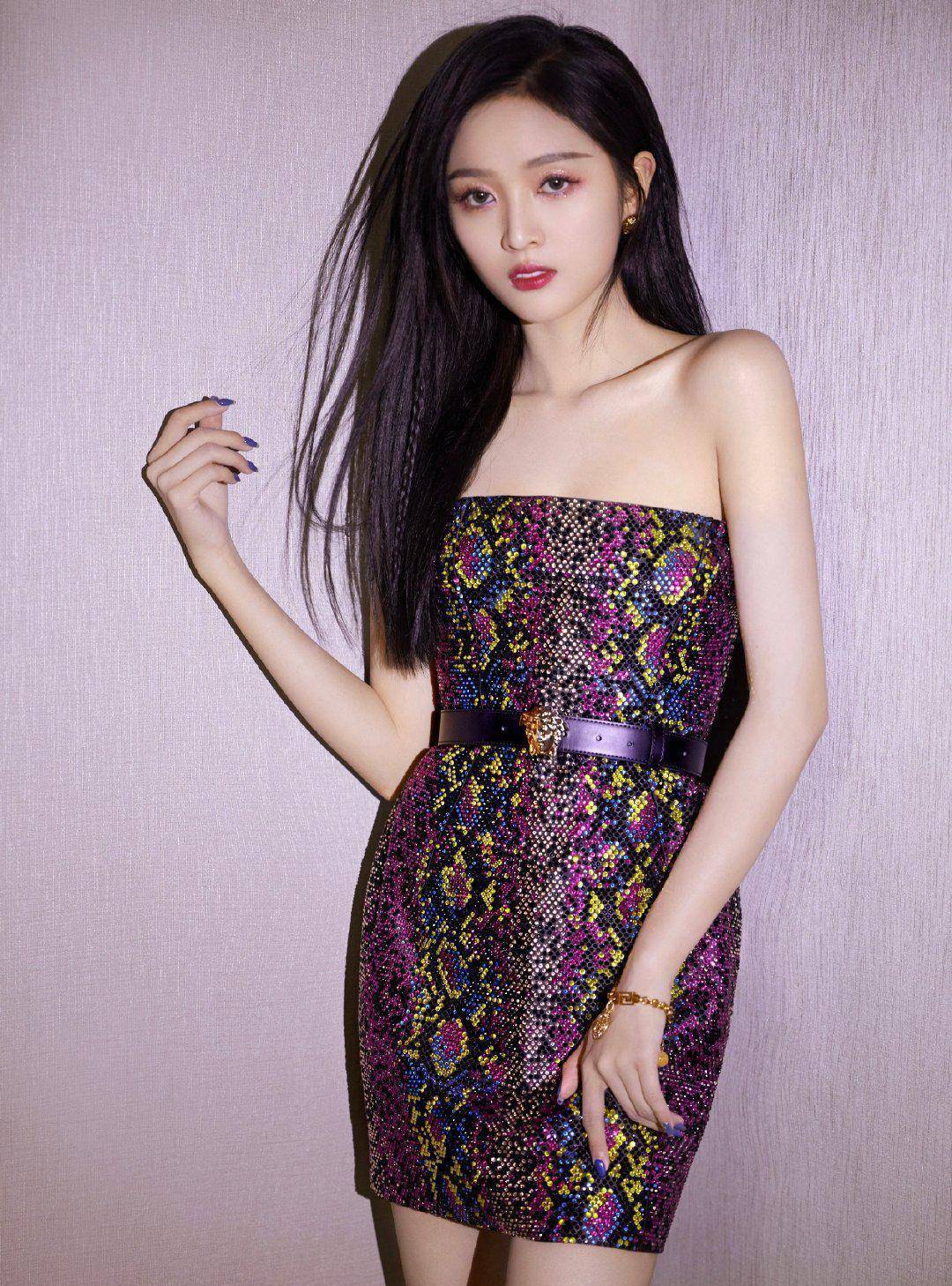 很多品牌现在都瞄准中国市场,近日吴宣仪官宣了范思哲的代言,充分体现
