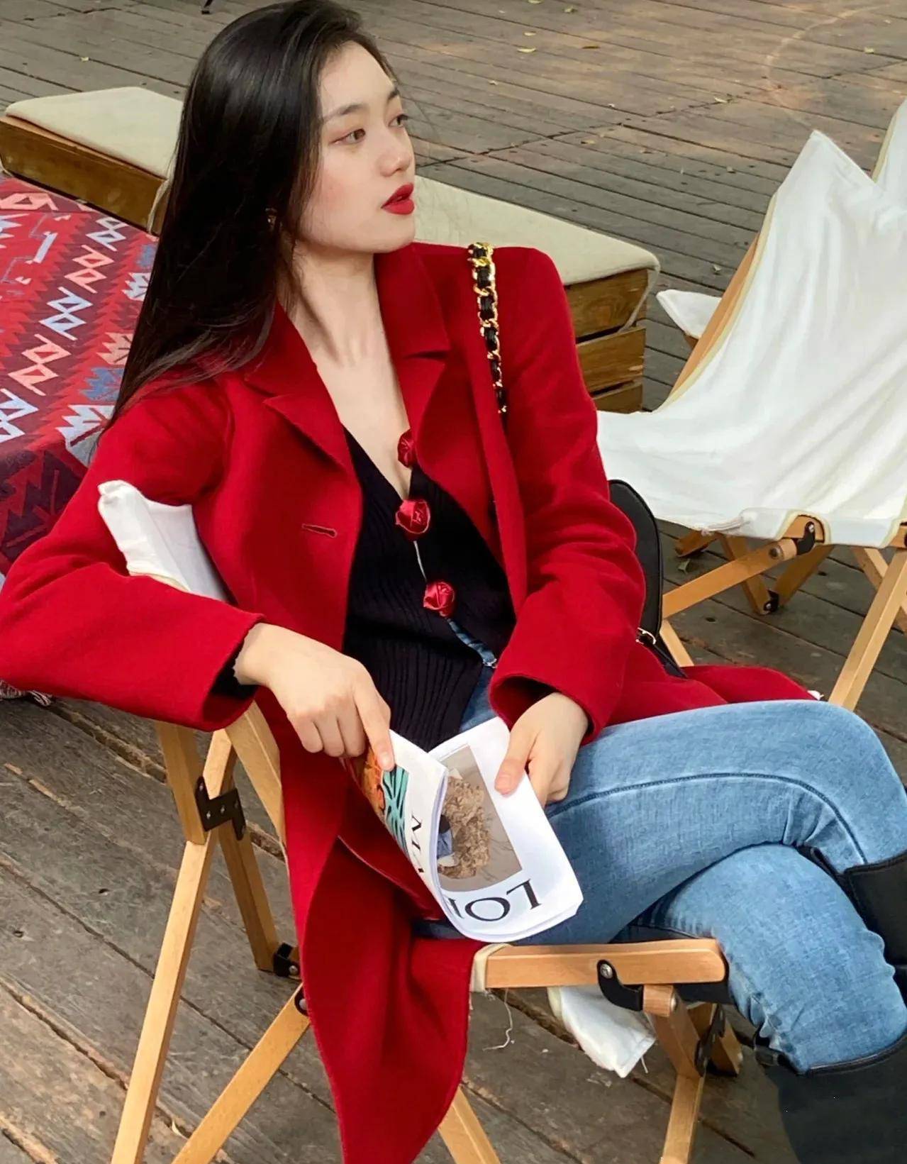 今年火了一种颜色叫"孟晚舟式中国红"大女主穿贵气又时髦_红色_大衣