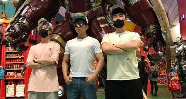 邓超孙俪夫妇带娃游玩被拍,鹿晗陈赫全程作陪,三兄弟关系好到爆_节目