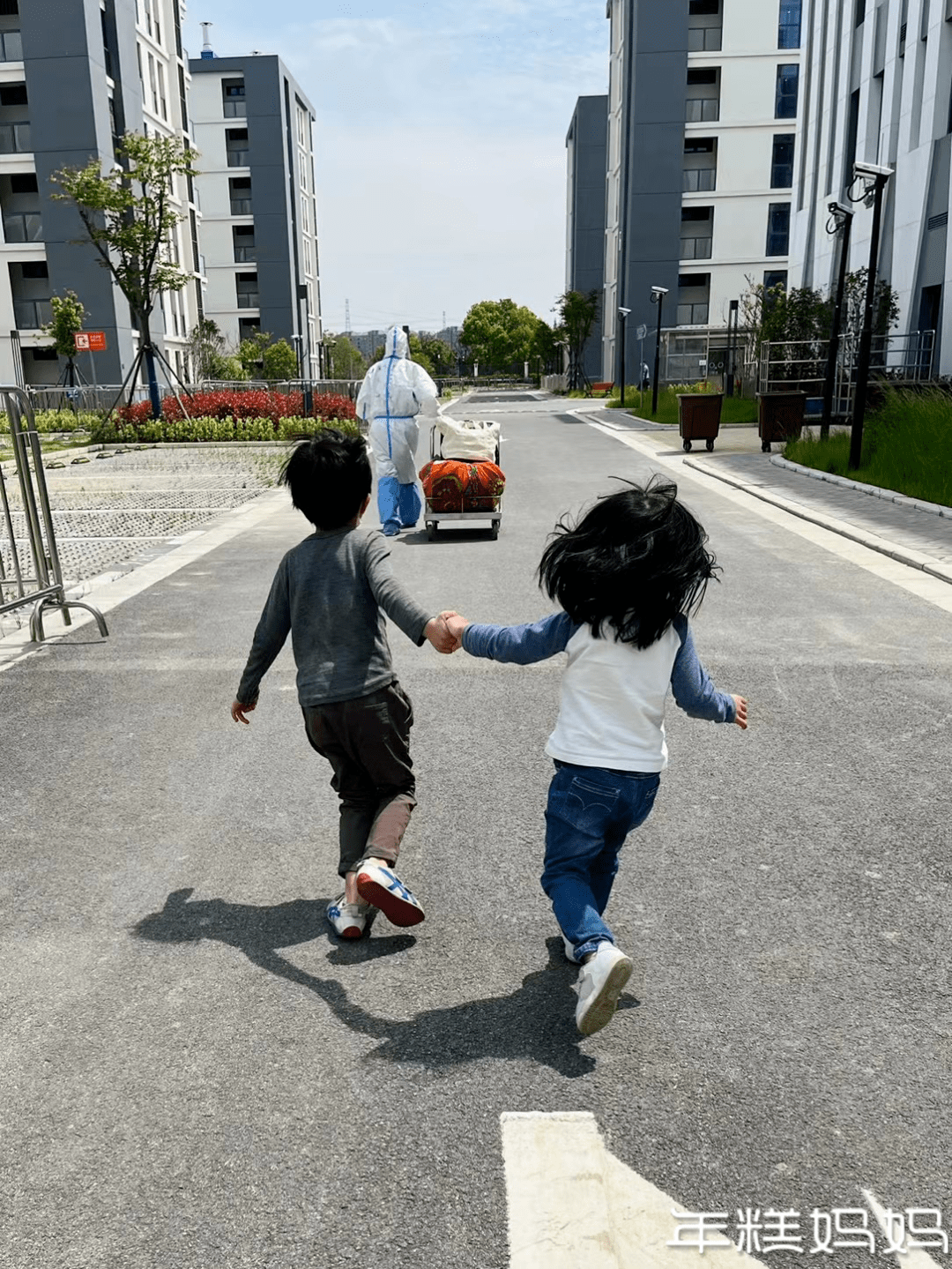 直到深夜,靴子落地,核酸异常需要复核,要马上安排转运.