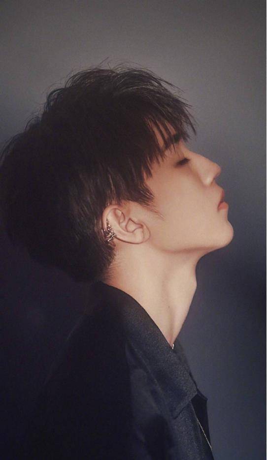 来一波小哥哥们的喉结杀,你被谁撩到了?_蔡徐坤_王俊凯_黄景瑜