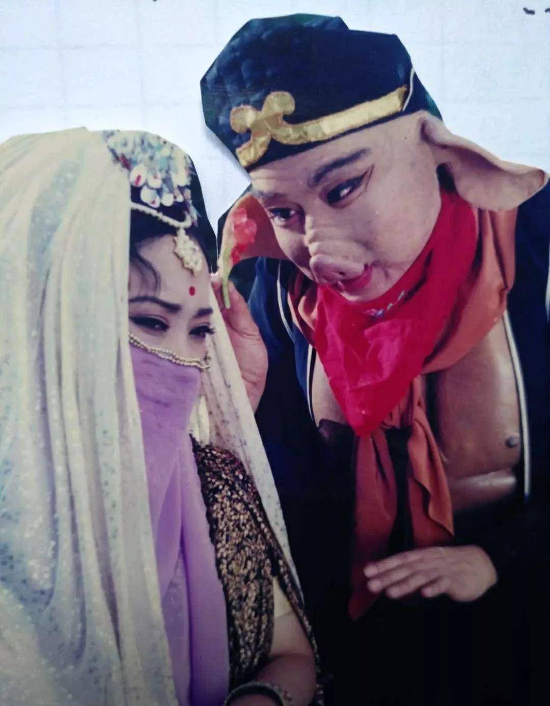 崔景富和王美虹在中戏读书时就认识了,结婚后夫唱妇随,为了工作,一直