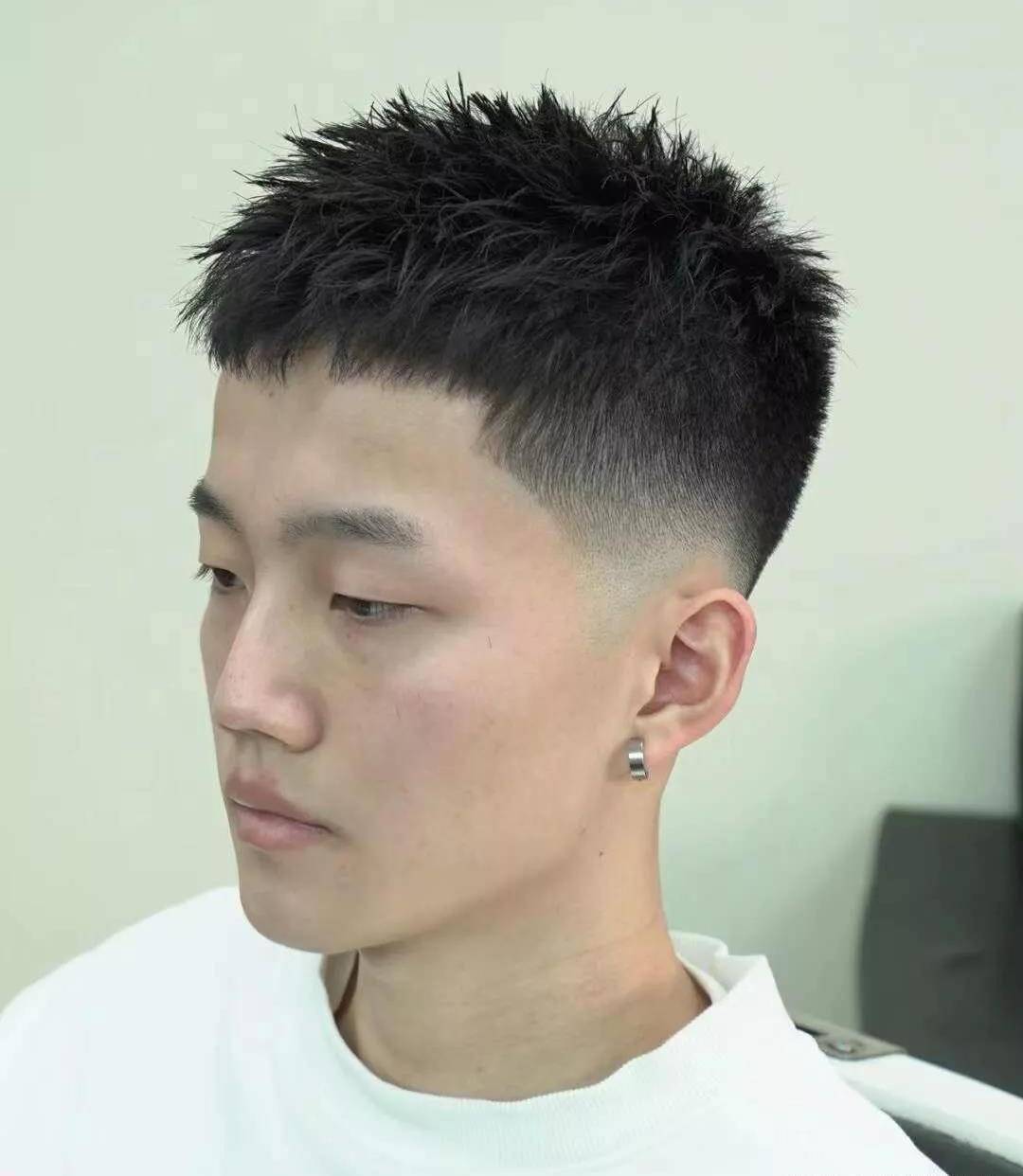 寸头类型的发型可选你可以尝试剪一款这样的栗子头发型首先把两边