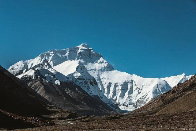 为什么地球上的最高山峰只有8000多米,而火星的山峰会更高?