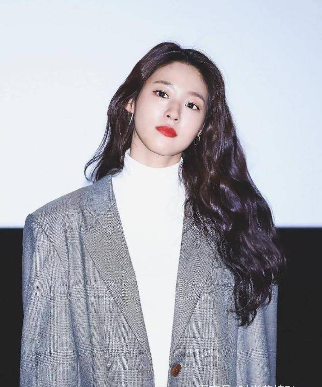 金雪炫亮相电影路演,穿西装玩下衣失踪,23岁就如此奔放,真前卫_姐姐