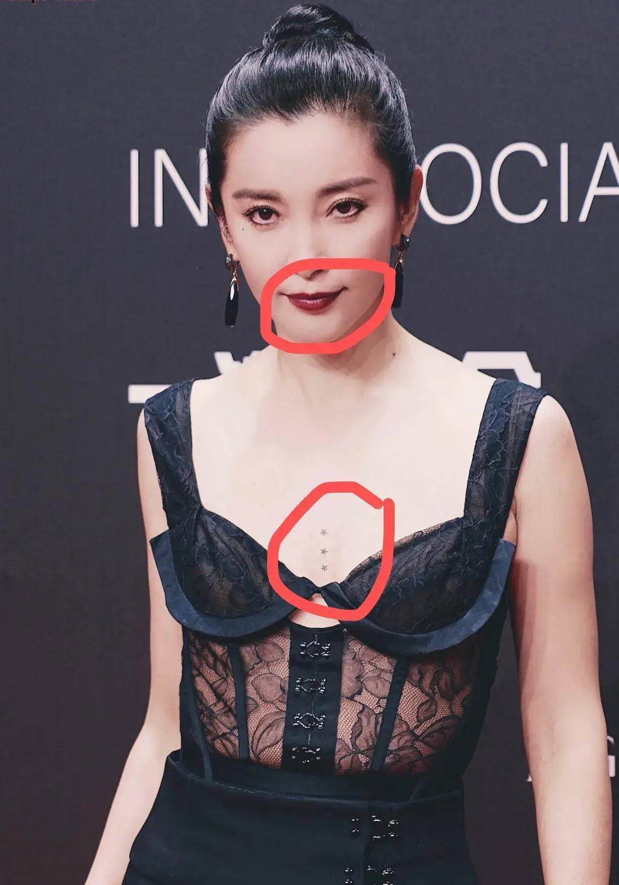 李冰冰穿束身衣走红毯,手画事业线造型好大胆,姨妈唇色很御姐