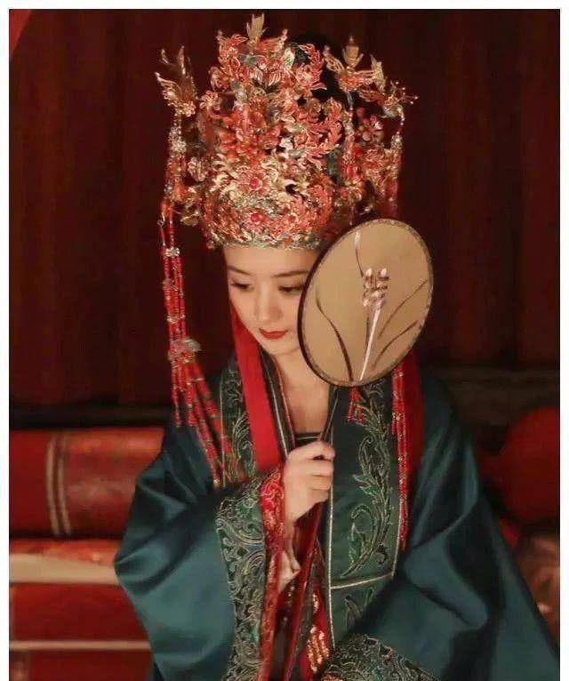 结婚生娃却没有婚礼,复出就给新人抬轿,赵丽颖太让人心疼了_冯绍峰