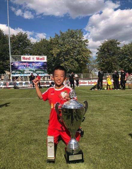 这个足球小将火了,年仅11岁,就成了首位试训巴萨的中国球员_邝兆镭