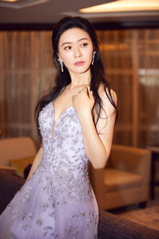 47岁田海蓉为扮美真舍得,穿真丝吊带裙戴"鸽子蛋",贵妇范十足_剪裁