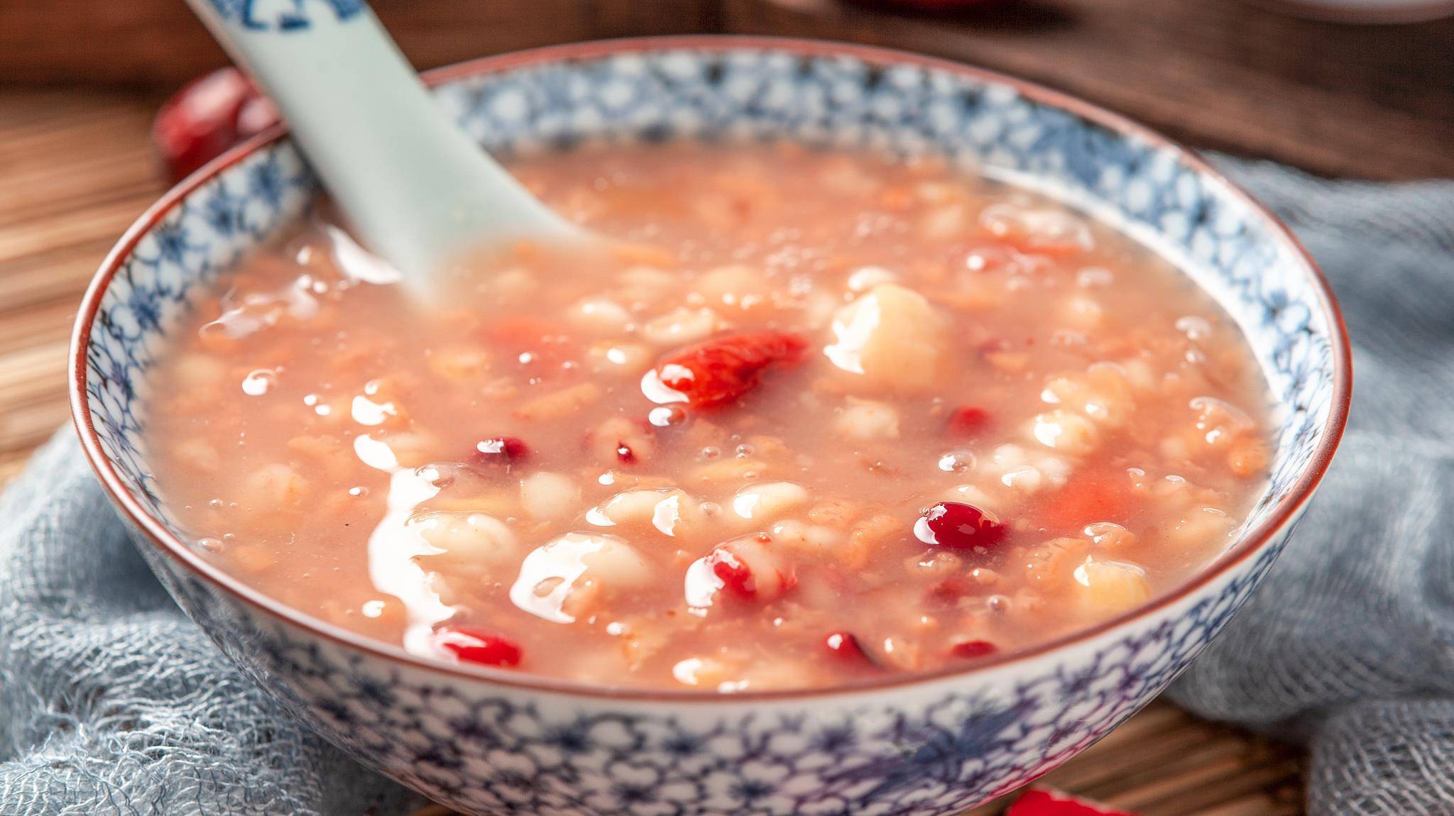 红芸豆,赤小豆,花豇豆,薏米,花生,莲子清洗干净挑出坏豆子;江米和红枣