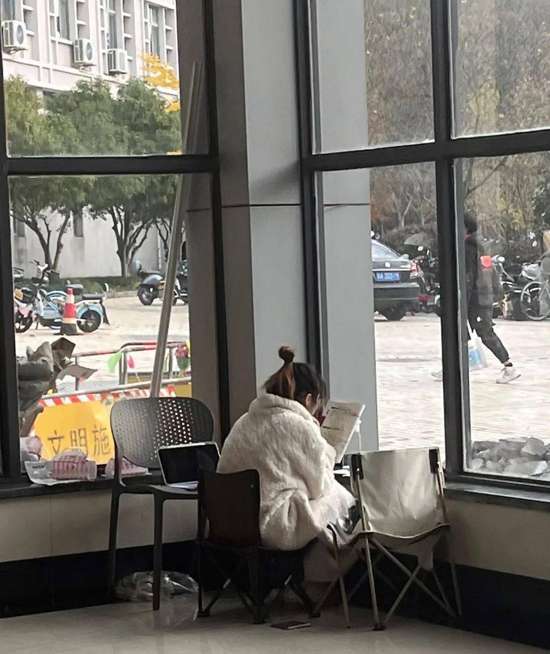 盏闪着微光的小台灯那堆成小山的复习资料那深夜走廊的背诵声只要有光