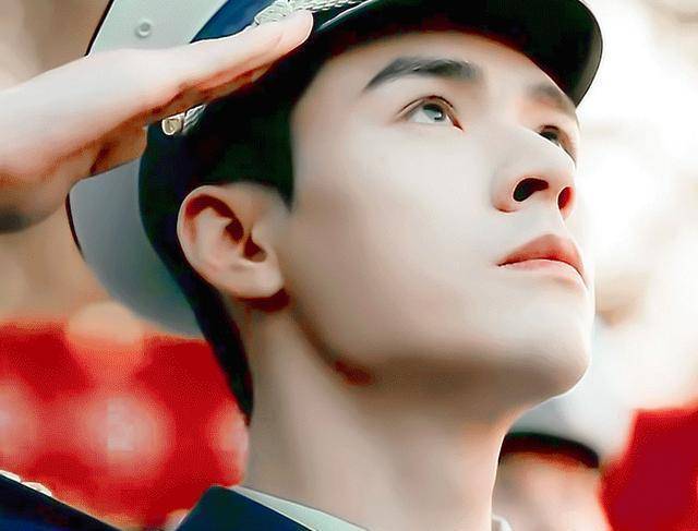 这张穿着蓝色军装的明星叫龚俊,小哥哥的这张军装照着实令人心动.