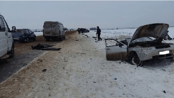 女司机在雪地行驶失控撞车,结果查出驾照已过有效期_搜狐汽车_搜狐网