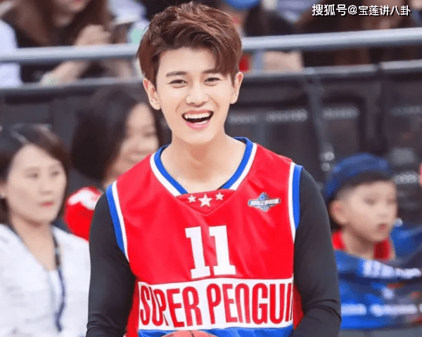 爱豆换上"篮球服",王一博帅气,白敬亭阳光,看到他瞬间被种草_邓伦