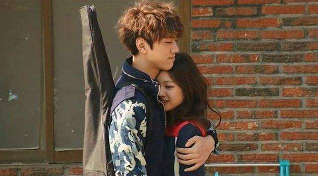 男二号金明洙也是当年的万人墙头,韩剧吧吧草,在剧中饰演盛骏女友的赵