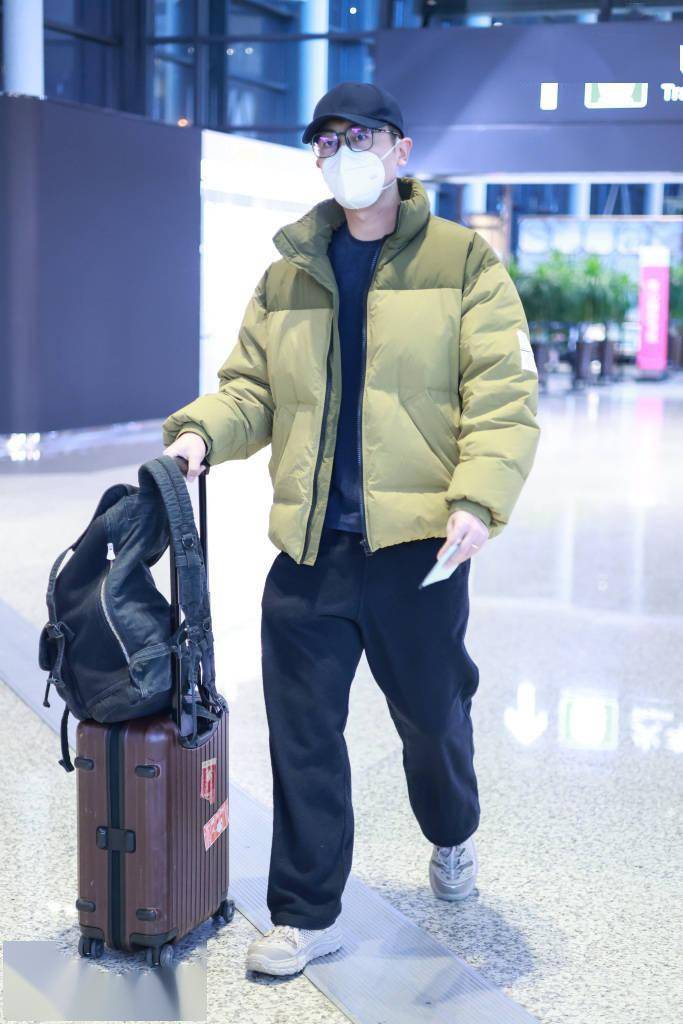 朱亚文穿绿羽绒夹克现身虹桥机场 大步疾行很潇洒_上海_绿色