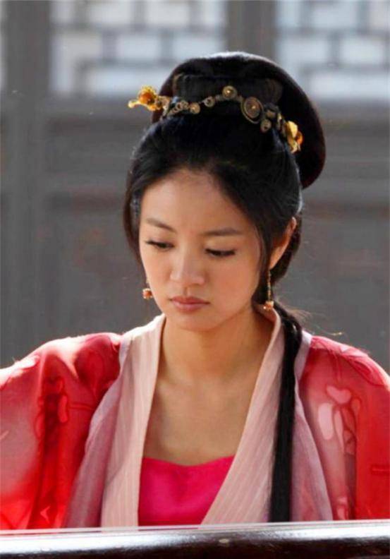 他的妻子在生李师师的时候死掉了,于是他便独自一人用豆浆喂养李师师