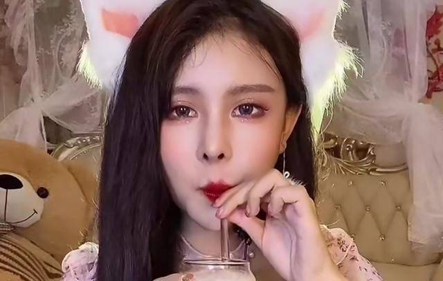 有网友说猫妹妹在近日直播的时候,有一个品牌的牛奶