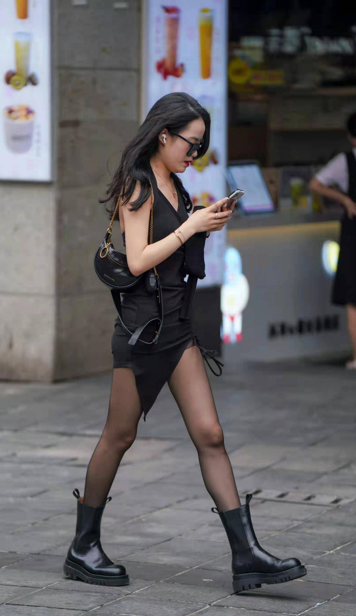 初冬时节穿连衣裙,搭配马丁靴和丝袜,时髦洋气显身材