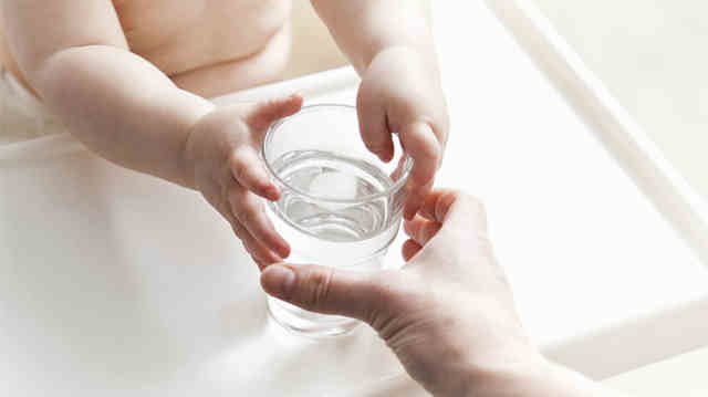 男婴被爸爸喂水后死亡！千万要记住,这个年龄段的宝宝不需要喂水