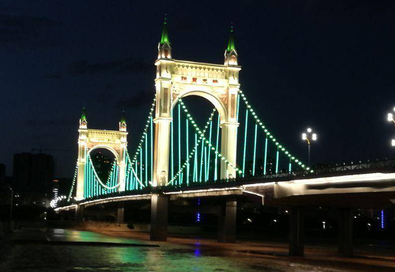 宝鸡联盟大桥是西北首座双索面自锚式悬索桥,它是渭河之上一道靓丽的