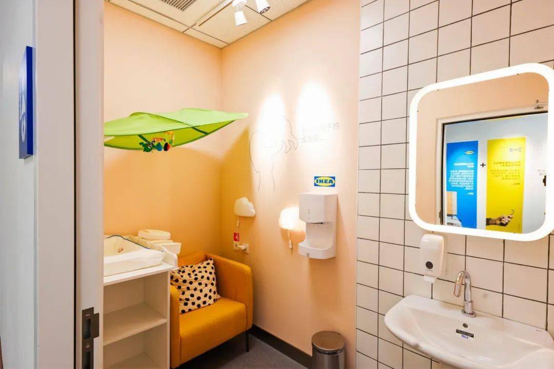 此外,商场也配备有母婴室,家庭停车位,寄包柜等便利设施,贴心入微的