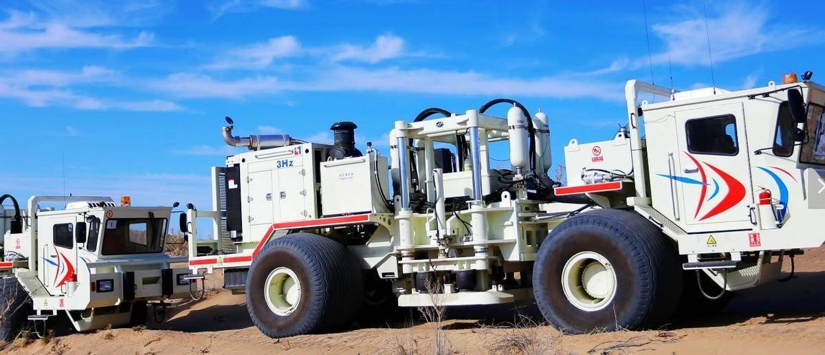 震源车勘测的过程非常简单——开到探测点,振动锤贴近地面振上15秒