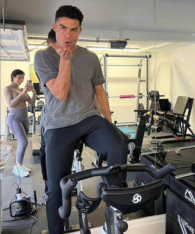 c罗锻炼中飞吻女友,乔治娜孕肚隆起明显,仍能带四娃去旅行_孩子_芬兰