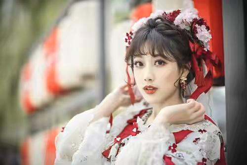 李艺彤一身旗袍造型演二人转,从唱跳艺人到喜剧演员,她是要跨界的节奏