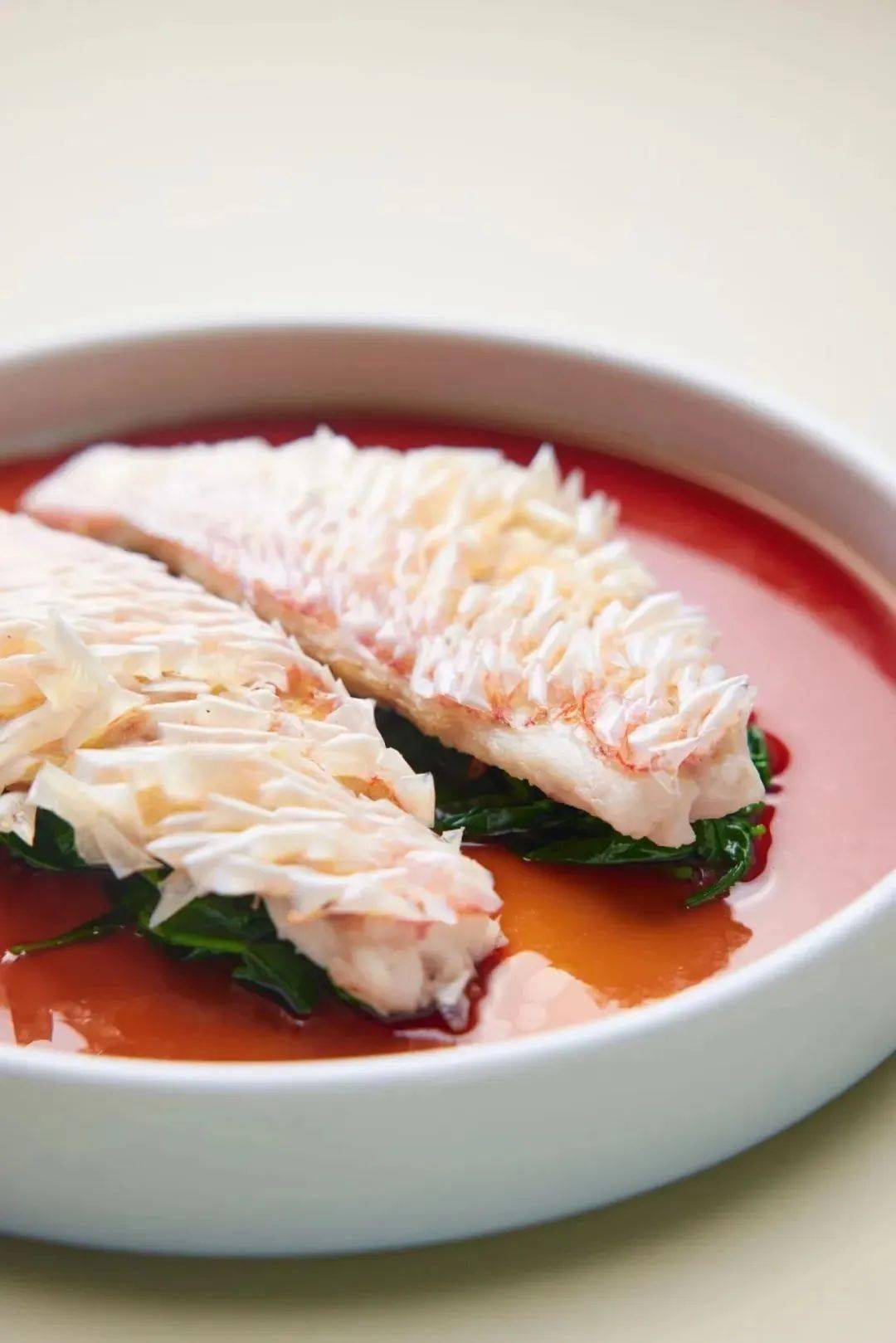 用日式立鳞手法烹制选用本港甘鲷法国盐之花盐之花甘鲷立鳞烧   百味