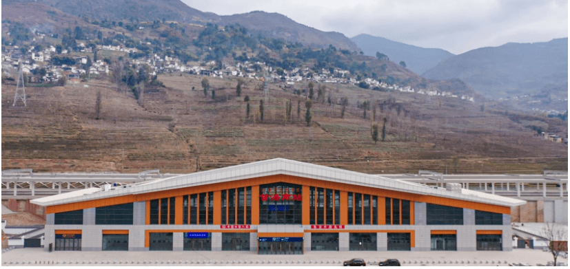 段,峨冕段起自峨眉站,经燕岗,乐山市沙湾,峨边,金口河,进入凉山州甘洛