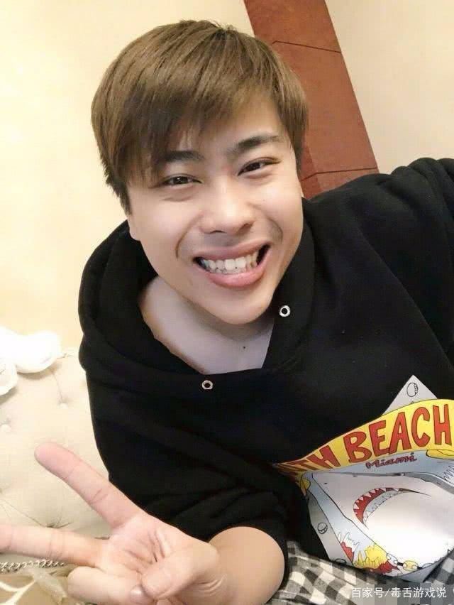 骚男离婚也过去了一个月,这些直播圈的大事件已经成为历史,卢本伟复出