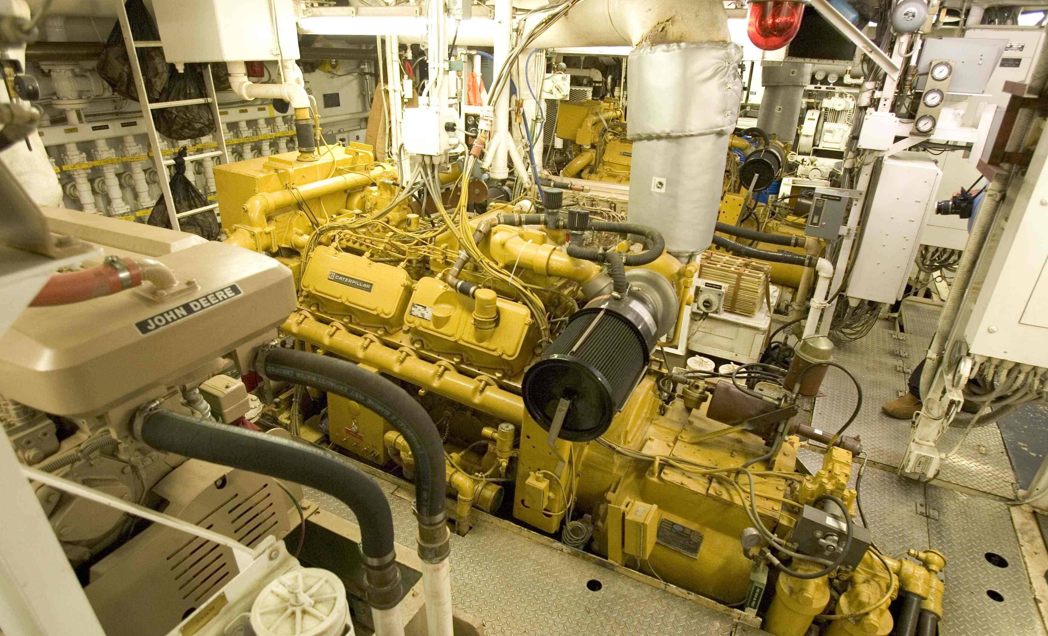 为了解决这个问题,保证轮船在前进过程中发动机正常运转,因此工程师在