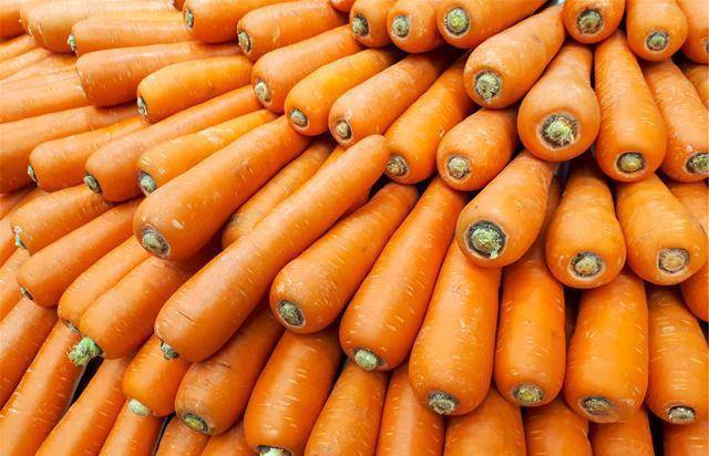 买胡萝卜时,挑大的好还是小的好?菜农说漏了嘴,别再挑错了