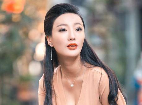 梦中女神王李丹妮，好身材一览无余，让人过目难忘！_时尚_中国_网友