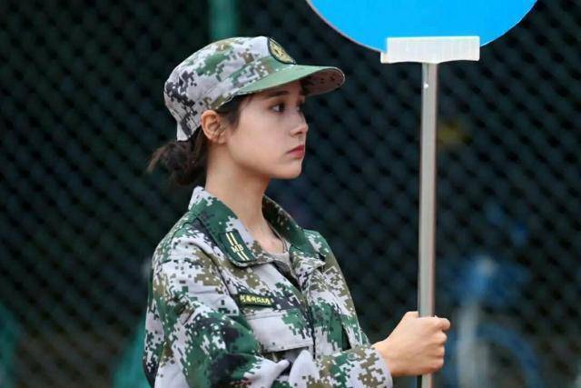 洛阳一女大学生因军训照走红,多家娱乐公司求签约被拒,只因一事_艾菲