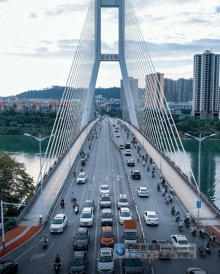 东合大桥百林大桥2014年龙旺大桥合拢通车,完善了百色市快速路网骨架