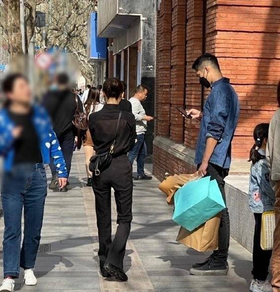 王子文吴永恩逛街被偶遇,都在关心吴永恩帅不帅,我却被细节甜到_节目