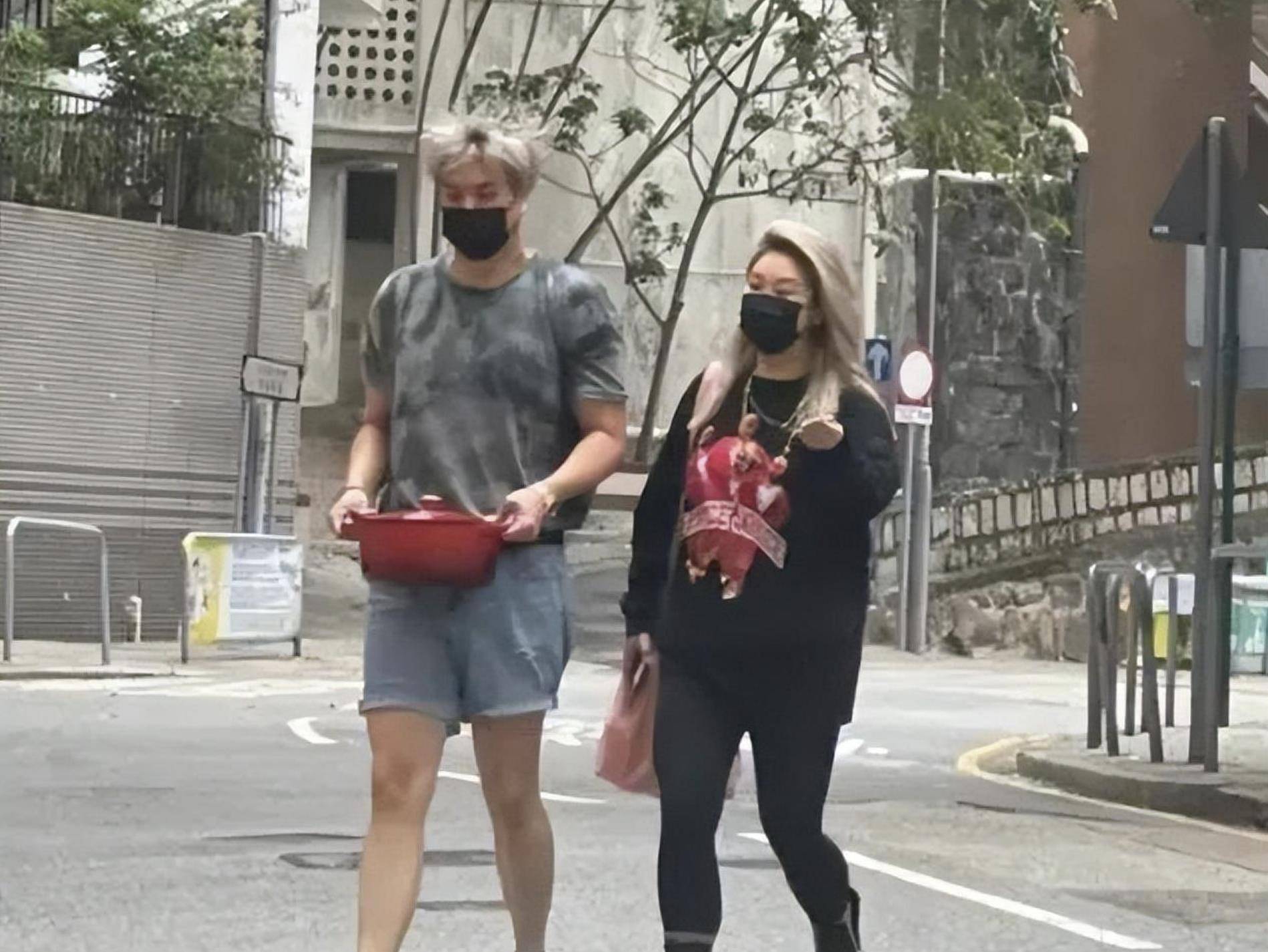 郑少秋和官晶华还有一个小女儿叫做郑咏曦.