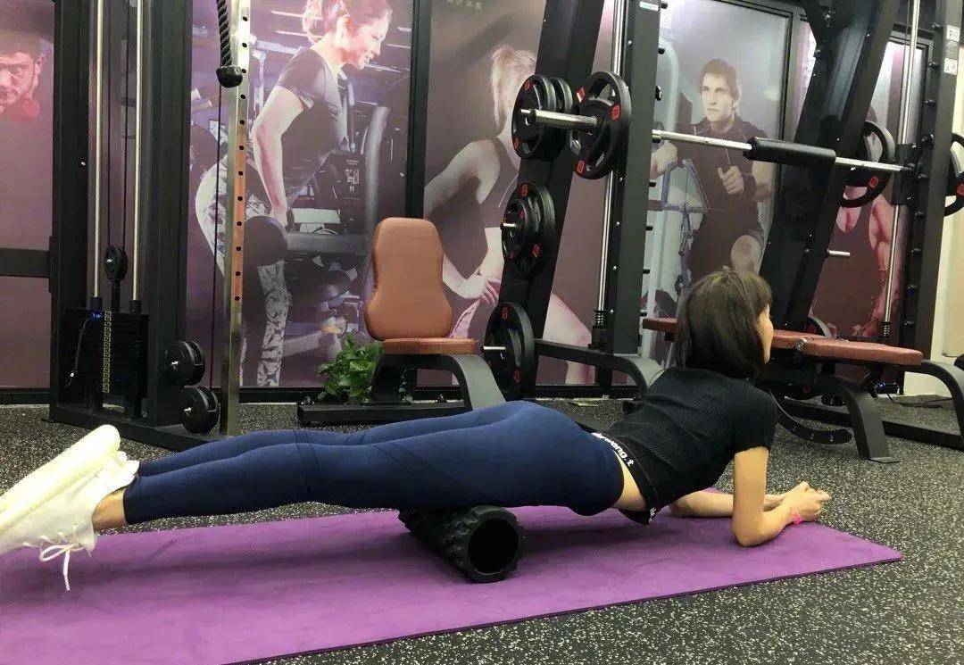金晨腹肌连上热搜,以为天生好身材其实私下练到手长茧_健身_动作_肌肉