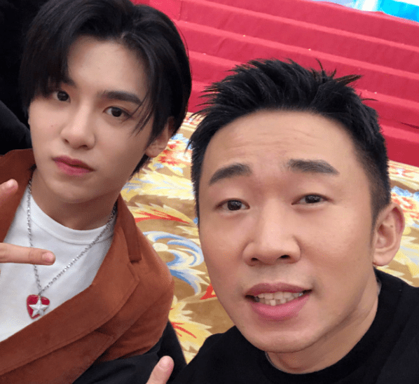 黄明昊跟杨迪也非常熟,杨迪一直被称为是《快乐大本营》的儿子,黄明昊