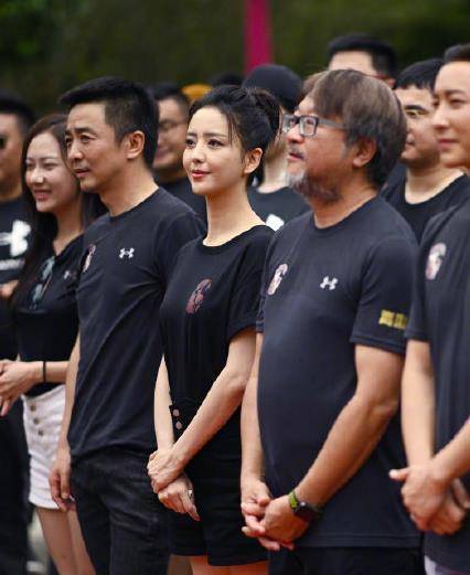 陈思诚被拍探班佟丽娅,身材壮硕发福严重,妻子却身形苗条美丽佳_老婆