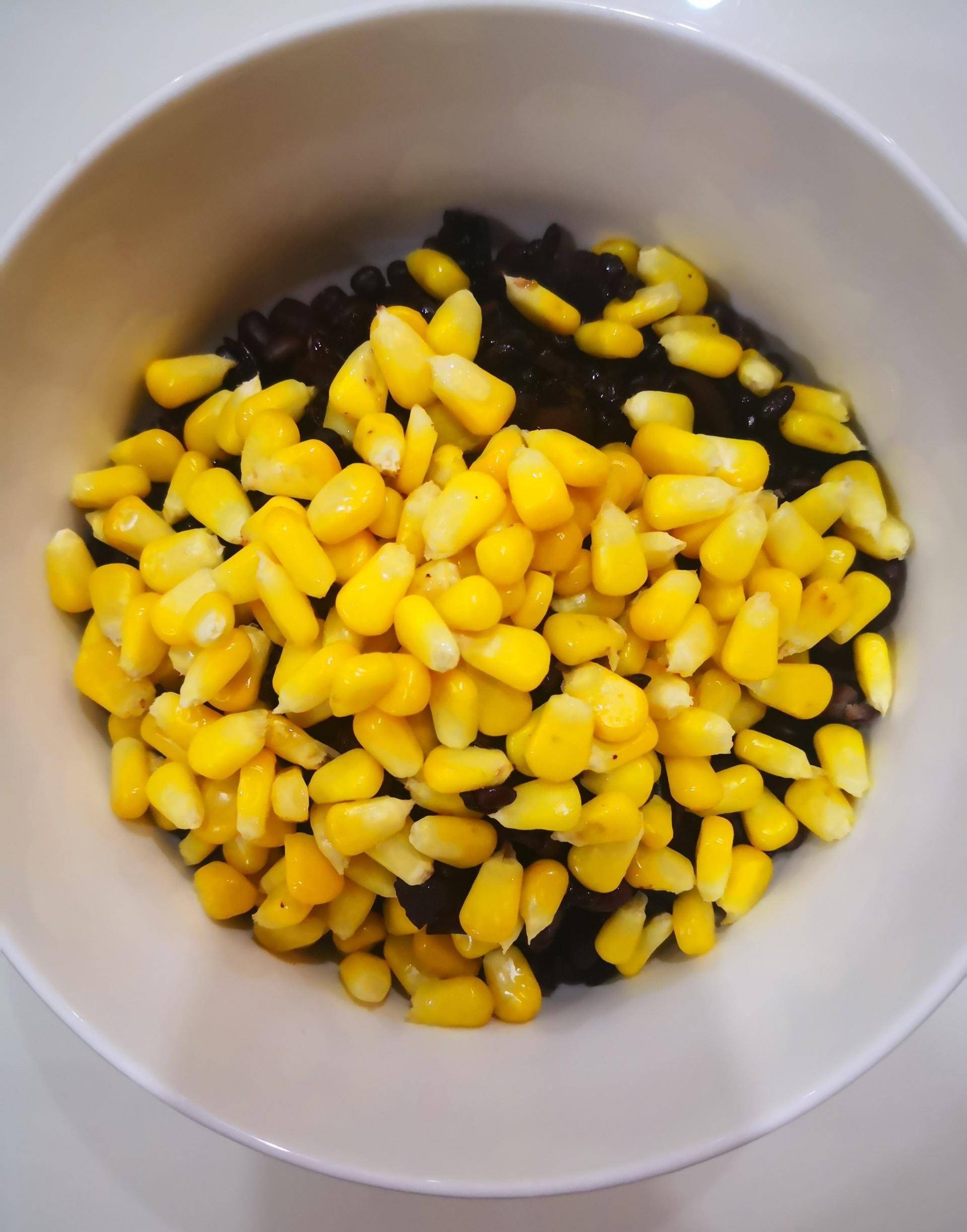 黑米红枣红豆玉米放进大碗里把黑米红枣倒入筛子里控干水分