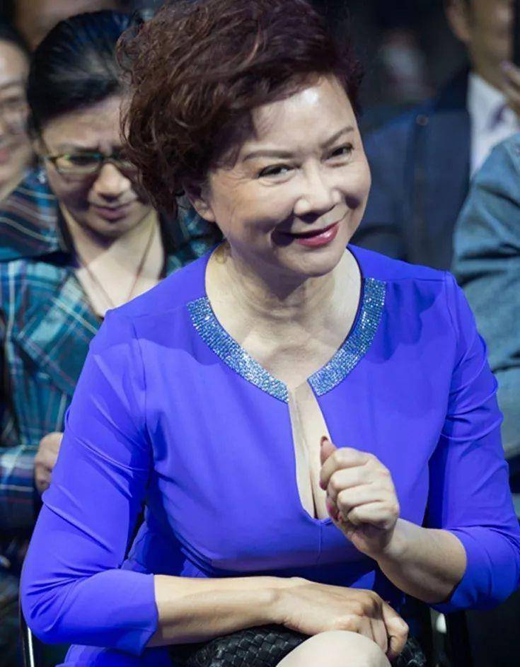 优秀演员蔡明晒近况,60岁脸部僵硬,曾被指"整容上瘾"_小品_观众_电视