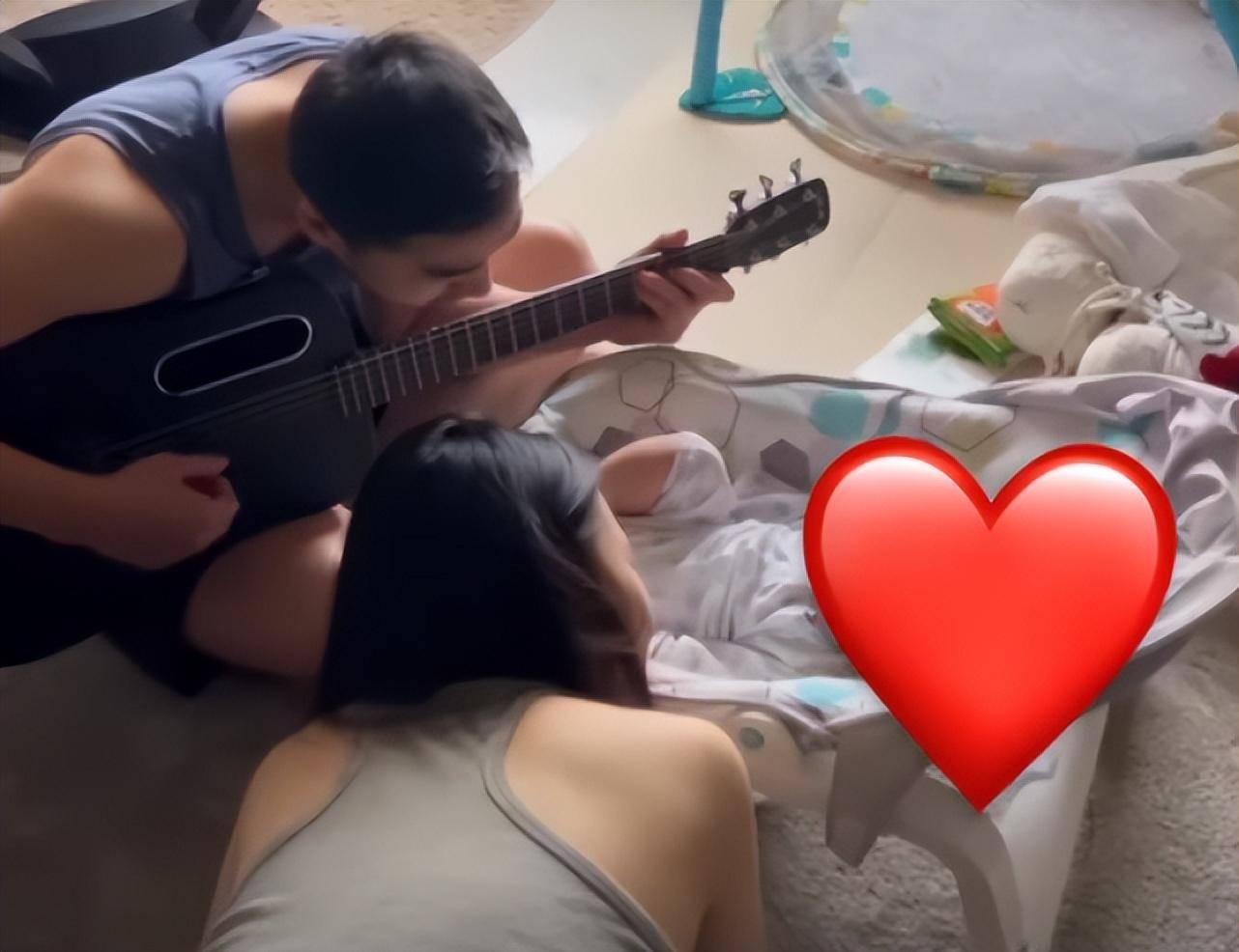 阿娇前夫赖弘国弹吉他给儿子上早教,老婆罕出镜,一家三口好幸福_郭虹