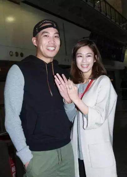 《溏心风暴3》中丈夫车祸遭棒打鸳鸯,现实中丈夫为她弃家业_香香_老公