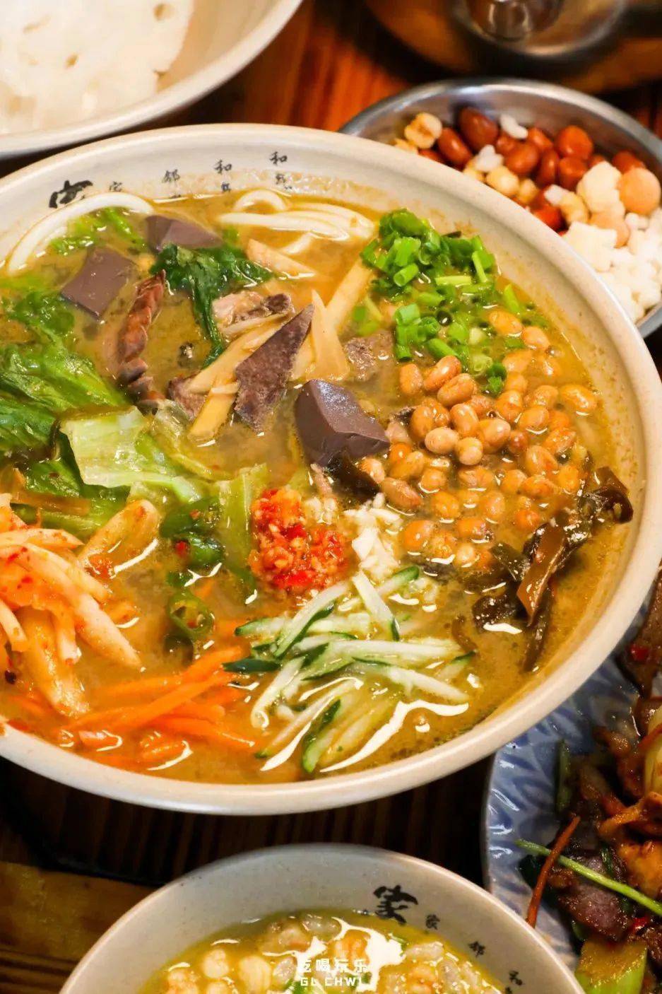 藏在街边的山泉生料煮粉