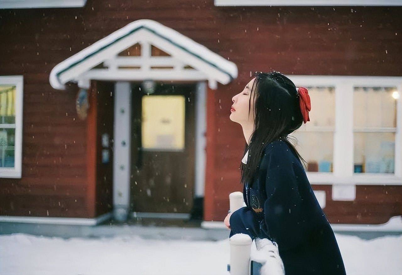 雪景背影女图片