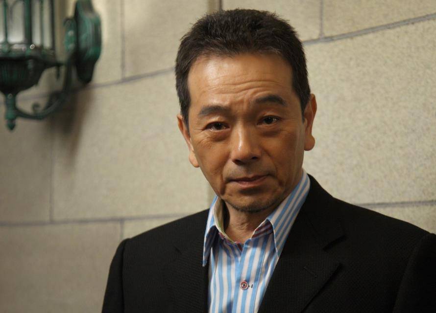 张晨光出道37年为何至今没有绯闻,看到他妻子的照片,真相大白!